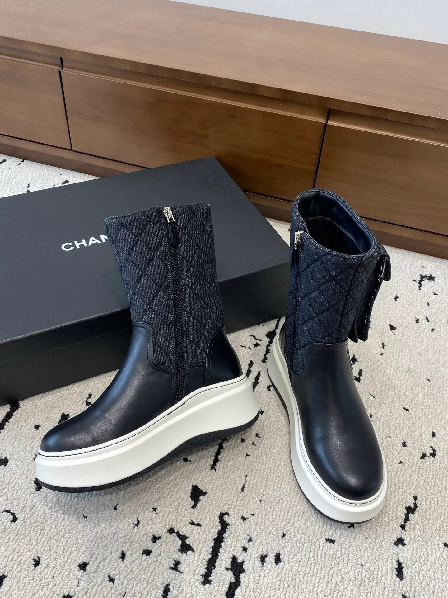 👟👟Ex-factory price 840👟👟 CHANEL 2025s autumn and winter series thick-soled high short boots, high and short are made of imported cowhide respectively, with an additional height of 5cm to show leg length. The boots follow Chanel's classic rhombus pattern, plus a small bag that can be opened to carry small things. Xiao Meimei especially likes it. This is a hot style created by Chanel this autumn and winter. With the traditional inner zipper, it is easy to put on the feet and super comfortable. It is a must-have for this autumn and winter. Upper material: imported cowhide with rhombus microfiber, washed denim ❤︎ Consistently authentic ❤︎ Outsole: original Italian TPU foam outsole Number of yards: 35-40 (40 is custom-made, non-refundable and non-exchangeable) Buy now👉 Buy now👉